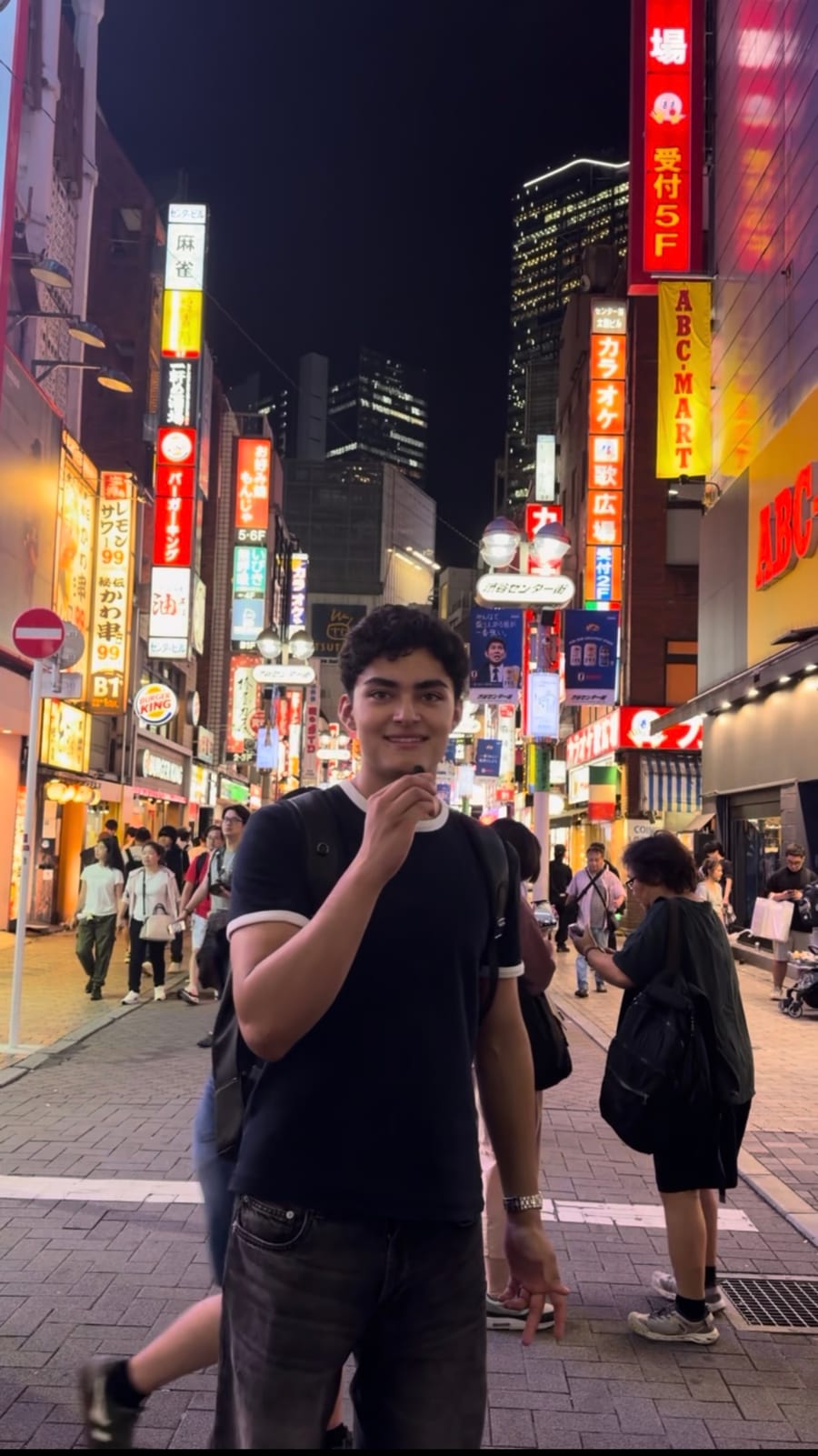 Shibuya de noche, durante el video sobre los datos financieros de Japón